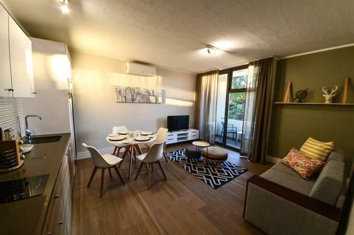 Ikon Self Catering Apartment Windhoek Luaran gambar